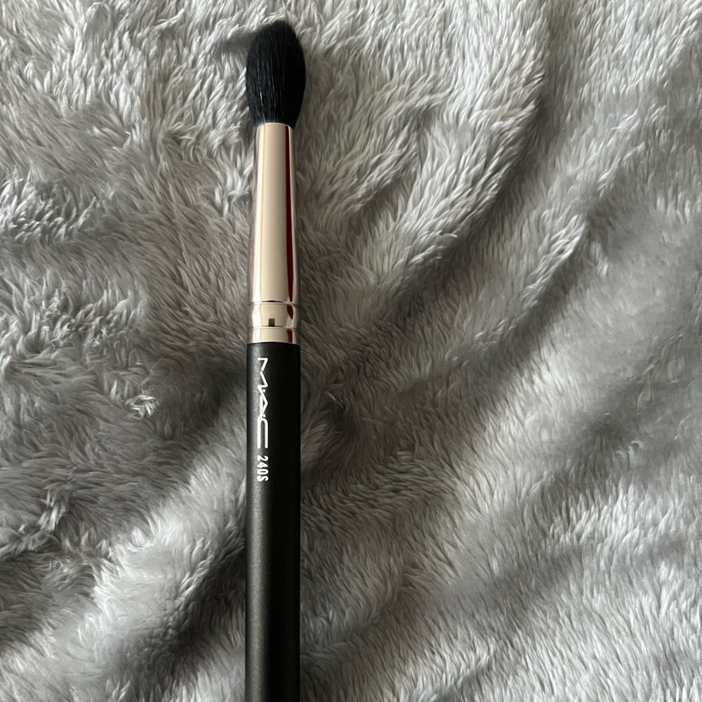 Mac synthetic hair brush #240s